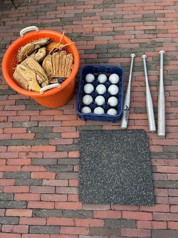 25 leren softbalhandschoenen 3 knuppels 12 ballen 6 honken beschikbaar voor biedingen