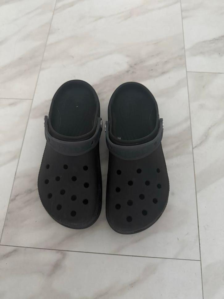Zwarte Crocs - Comfortabel en Praktisch! Maat 39, Kleding | Dames, Schoenen, Zo goed als nieuw, Slippers, Zwart, Ophalen of Verzenden