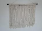 Beige wandkleed wanhanger met pompons en bruine stok, Huis en Inrichting, Woonaccessoires | Wanddecoraties, Ophalen of Verzenden