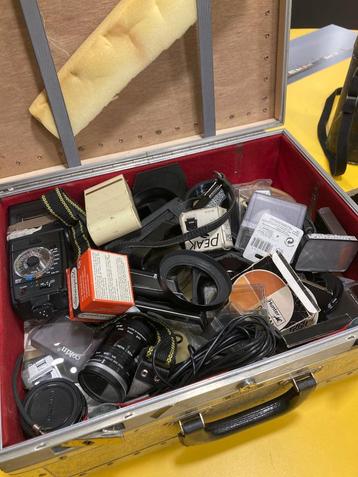 Metalen koffer met analoge camera toebehoren / accesoires 