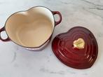 Le creuset 20 cm hartjes pan, rhone/garnet rood, nieuw, Gietijzer, Nieuw, Ophalen of Verzenden, Keramische plaat