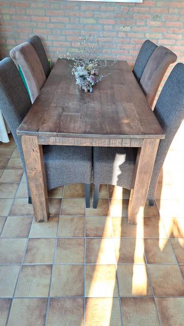 Robuuste houten tafel met 6 stoelen beschikbaar voor biedingen