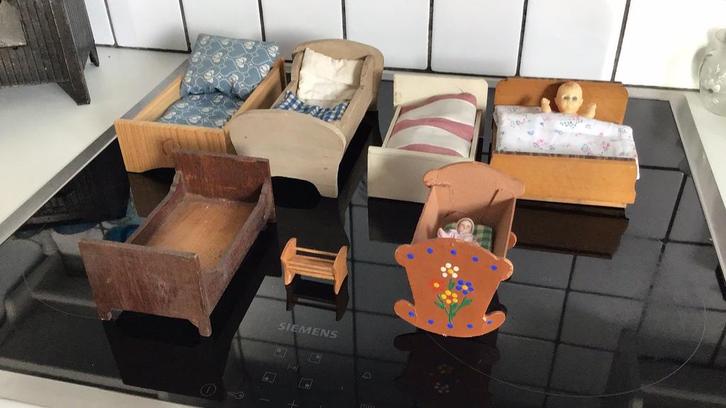 Diverse bedjes bed poppenhuis pop oud popjes, Verzamelen, Poppenhuizen en Toebehoren, Gebruikt, Poppenhuis, Ophalen of Verzenden