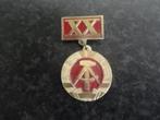 DDR medaille/insigne 20 jaar DDR XX, Verzenden, Overige materialen, Buitenland
