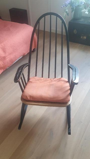 Zwarte retro schommelstoel (mid century)