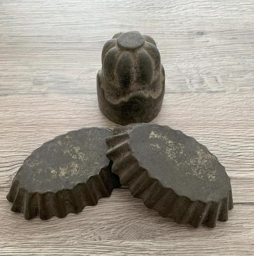3 Brocante bakvormpjes tulband en koekje met geschulpte rand, Antiek en Kunst, Curiosa en Brocante, Ophalen of Verzenden