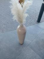 Grote stenen beige kruikvaas met pluimen, Huis en Inrichting, Ophalen, Zo goed als nieuw, Overige kleuren