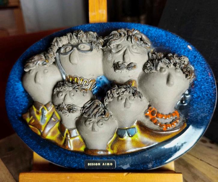 Jie Gantofta — Design Aimo — Groot Familie Reliëf 22x16, Antiek en Kunst, Antiek | Keramiek en Aardewerk, Ophalen of Verzenden