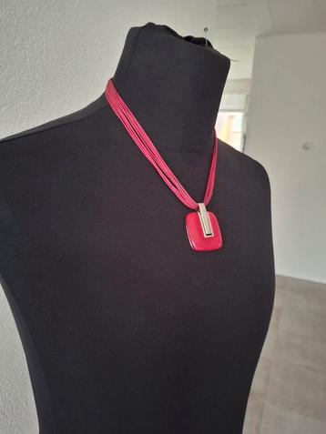 Bonita Rode Veterketting met Hanger beschikbaar voor biedingen