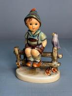 Hummel beeldje – jongen op hek met vogel, Ophalen of Verzenden, Gebruikt