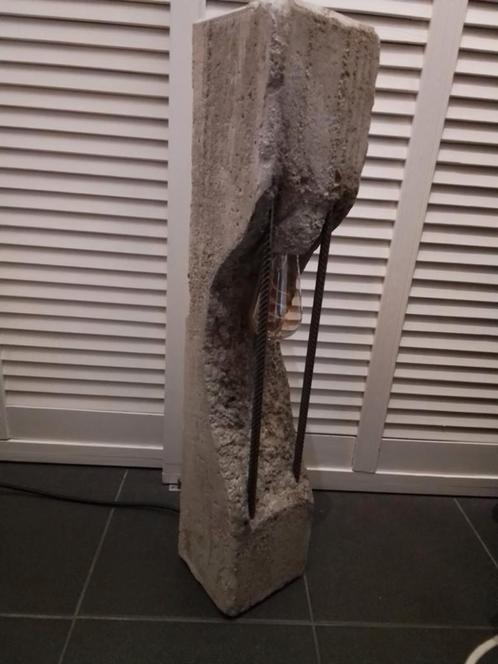 Stoere tafellamp van beton met betonijzers, Huis en Inrichting, Lampen | Tafellampen, Zo goed als nieuw, 50 tot 75 cm, Ophalen