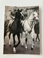 17. Koningin Elizabeth met Prinses Margaret? Persfoto 1959, Verzamelen, Koninklijk Huis en Royalty, Gebruikt, Kaart, Foto of Prent