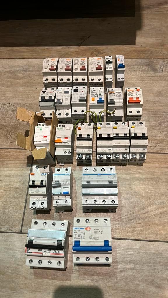 Diverse aardlekautomaten, Doe-het-zelf en Verbouw, Elektra en Kabels, Gebruikt, Schakelaar, Ophalen of Verzenden