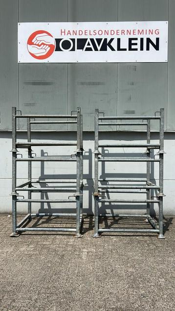 Grote partij opslagbokken/stapelbokken gebruikt beschikbaar voor biedingen