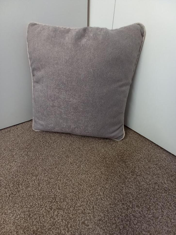 Sierkussen met een crème sierbandje, Huis en Inrichting, Woonaccessoires | Kussens, Gebruikt, Bruin, Vierkant, Ophalen