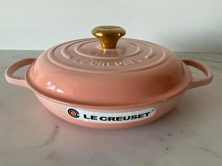 Le creuset 26 cm campagnard, pêche, nieuw met gouden dop, Huis en Inrichting, Keuken | Potten en Pannen, Nieuw, Koekenpan of Braadpan