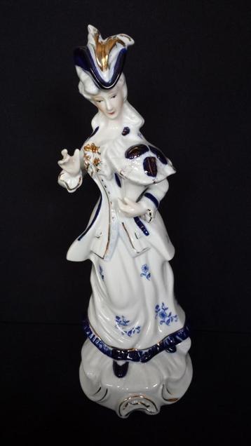 BEELD Victoriaanse DAME <> Blauw Wit Porselein <> 32 cm hoog beschikbaar voor biedingen