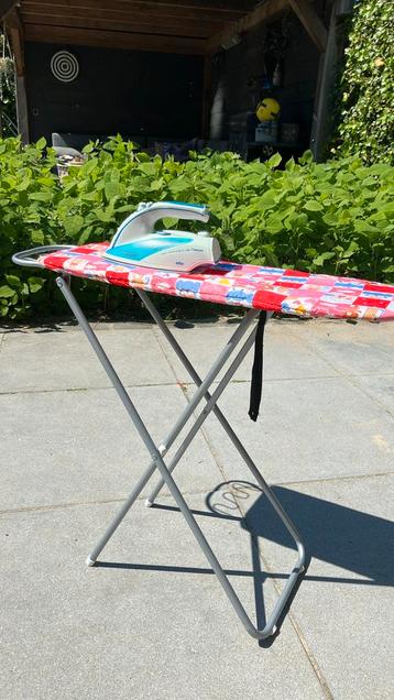 Speelgoed strijkplank en strijkijzer  beschikbaar voor biedingen