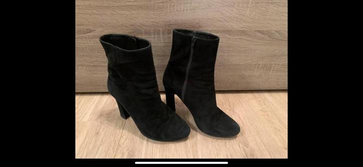 Zwarte lage suède laarsjes maat 40, Kleding | Dames, Schoenen, Zo goed als nieuw, Zwart, Ophalen