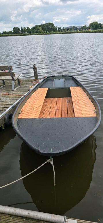 Stalen grachtenboot eventueel elektrische buitenboordmotor beschikbaar voor biedingen