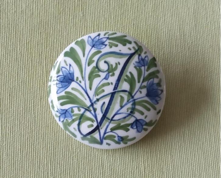 broche j.aret letter J bloemen handwerk jos van beek-aret an, Sieraden, Tassen en Uiterlijk, Broches, Gebruikt, Overige materialen