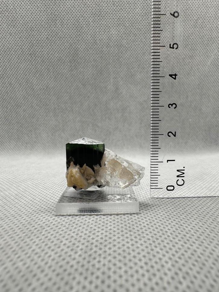 Green cap toermalijn met albiet en kwarts, Verzamelen, Mineralen en Fossielen, Mineraal, Ophalen of Verzenden