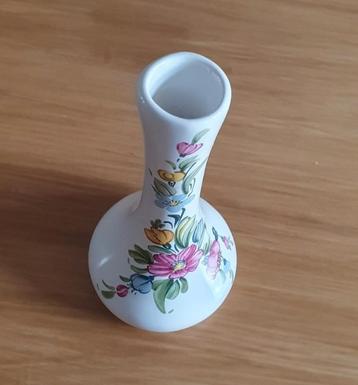 Vaasje keramiek 15 cm hoog St Alban handgemaakt beschikbaar voor biedingen