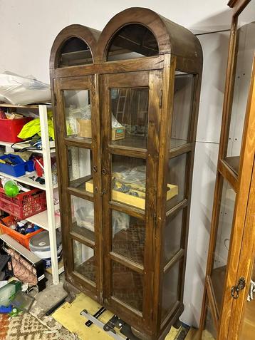 Vitrine kast goeie staat met slot beschikbaar voor biedingen