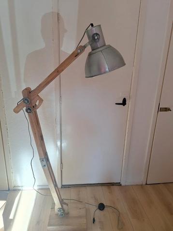 Staande lamp  beschikbaar voor biedingen