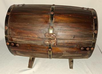 Oude houten cognac kelder, cognacbar, wijnton beschikbaar voor biedingen