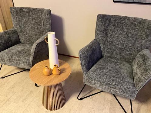 BIEDEN: 2 TOP schitterende moderneFauteuils. Stof/grijs/wit, Huis en Inrichting, Fauteuils, Nieuw, Metaal, Stof, Overige materialen