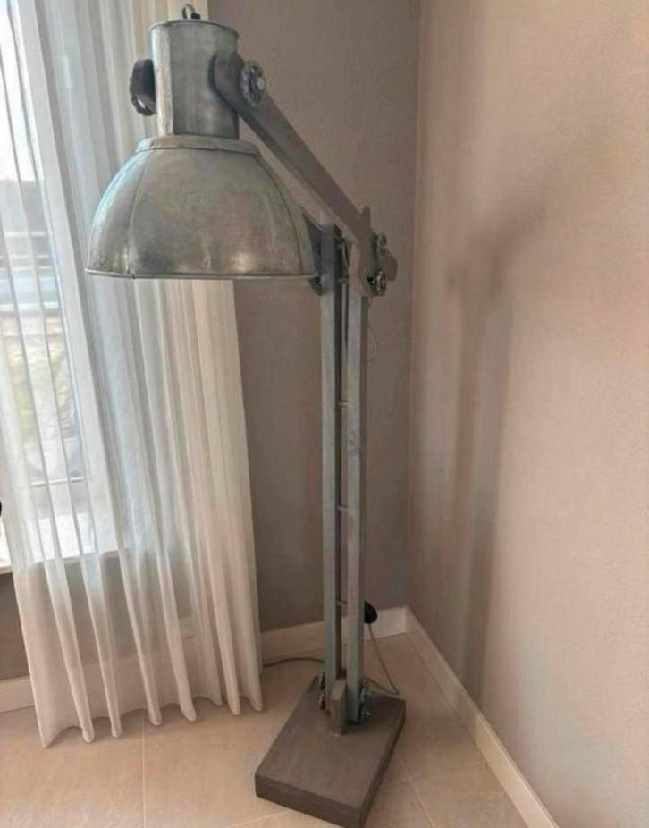 Industriële Vloerlamp Metaal/Hout Verstelbaar, Huis en Inrichting, Lampen | Vloerlampen, Nieuw, 150 tot 200 cm, Metaal, Ophalen