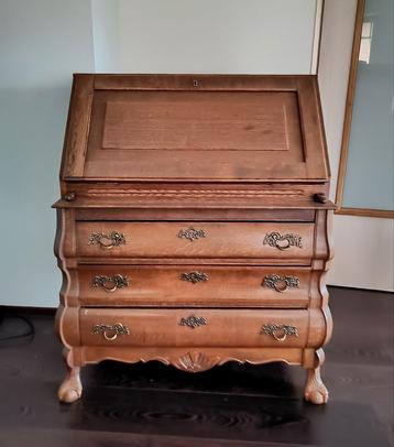 Secretaire beschikbaar voor biedingen