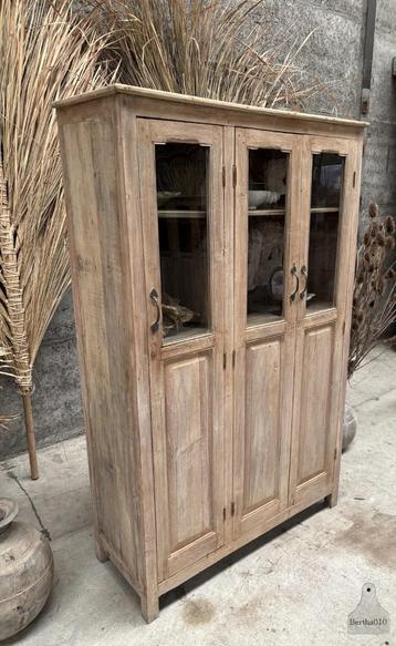 Naturen houten antieke kast beschikbaar voor biedingen