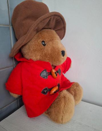 Paddington, rood jasje, bruine hoed beschikbaar voor biedingen