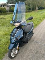 Piaggio new Fly brom scooter, Fietsen en Brommers, Scooters | Piaggio, Gebruikt, Maximaal 45 km/u, Ophalen of Verzenden, Fly