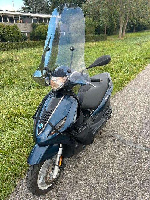 Piaggio new Fly brom scooter, Fietsen en Brommers, Scooters | Piaggio, Gebruikt, Fly, Maximaal 45 km/u, Benzine, Ophalen of Verzenden