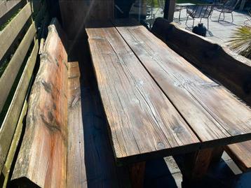 Houten tafel beschikbaar voor biedingen