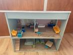 Houten poppenhuis met meubels en poppetjes, Kinderen en Baby's, Speelgoed | Poppenhuizen, Ophalen, Gebruikt, Poppenhuis