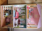 Barbiehuis met barbies en een roze auto, Kinderen en Baby's, Speelgoed | Poppenhuizen, Ophalen, Gebruikt, Poppenhuis