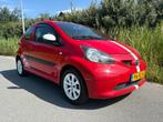 Toyota Aygo 1.0-12V + de auto is 3 deurs met airco goed onde, Auto's, Voorwielaandrijving, Stof, Gebruikt, Zwart