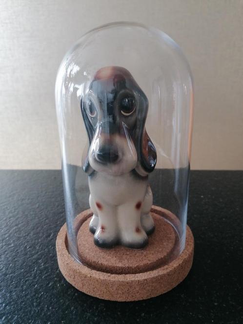 Keramieke huspuppy hond in glazen stolp izgst, Antiek en Kunst, Antiek | Wandborden en Tegels, Ophalen of Verzenden