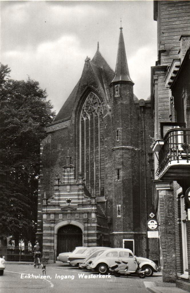 Enkhuizen, Ingang Westerkerk - auto hond scooter - ongelopen, Verzamelen, Ansichtkaarten | Nederland, Ongelopen, Noord-Holland