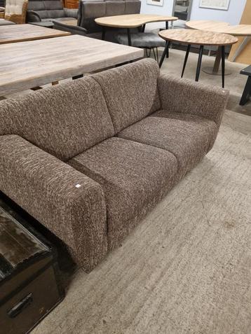 Twee-zits bank beschikbaar voor biedingen