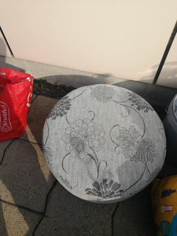 Grijze poef met bloemmotief beschikbaar voor biedingen