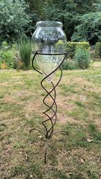 grote glazen vaas op smeedijzeren sokkel, Huis en Inrichting, Ophalen, Overige kleuren, 75 cm of meer, Glas