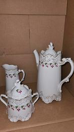 Porseleinen Koffieservies 3-delig Bloemmotief, Antiek en Kunst, Antiek | Servies compleet, Ophalen of Verzenden