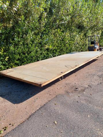 Ijzer chassis ,onderstel incl.vloer met panelen /,,balken  beschikbaar voor biedingen