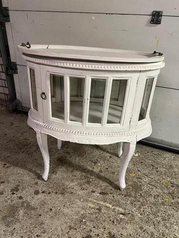 Oud theekastje met glazen deuren beschikbaar voor biedingen