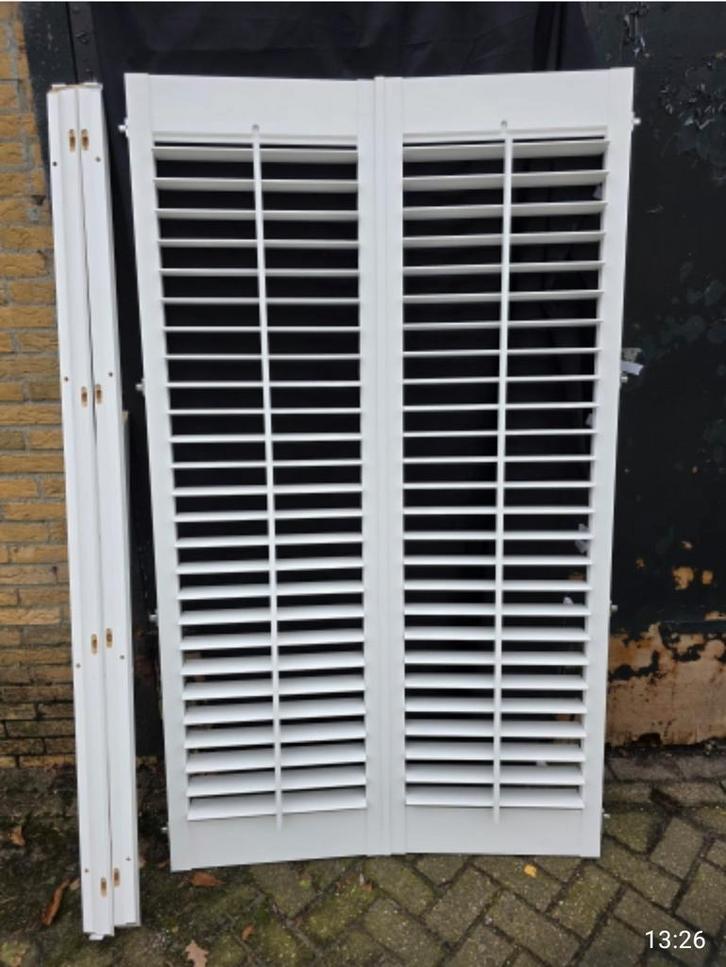 Houten shutters met montageframe, Huis en Inrichting, Stoffering | Gordijnen en Lamellen, Zo goed als nieuw, Minder dan 100 cm